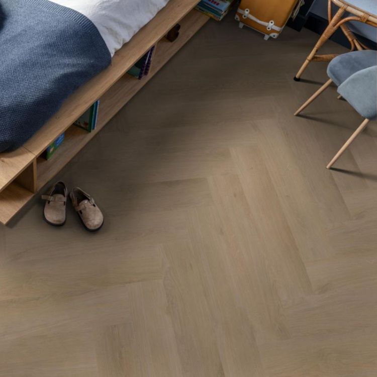 Sfeervolle ruimte met Ambiant Spigato Navaro Visgraat Natural Oak vloer in warme stijl