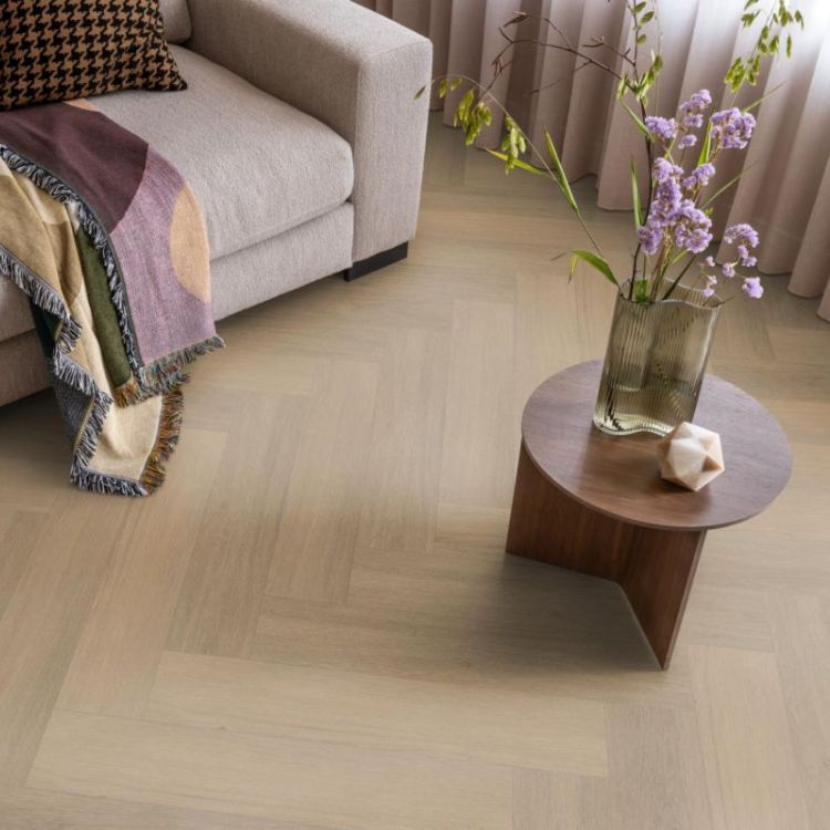 Sfeervolle ruimte met Ambiant Spigato Viranto Visgraat Warm Naturel vloer in warme stijl