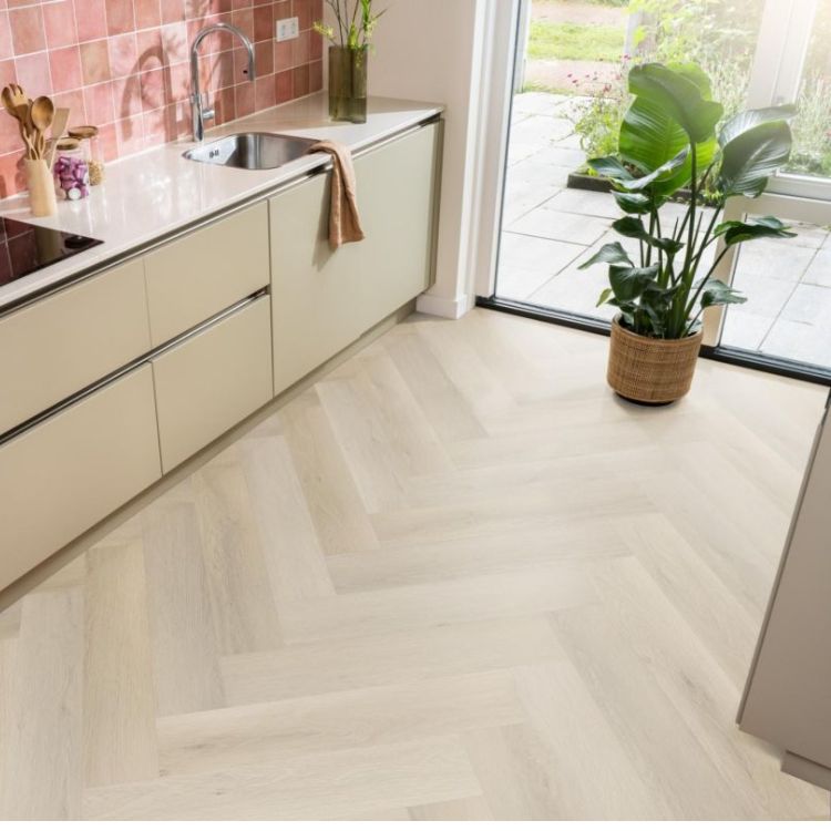 Sfeervolle ruimte met Ambiant Spigato Marento Light Oak vloer in warme stijl