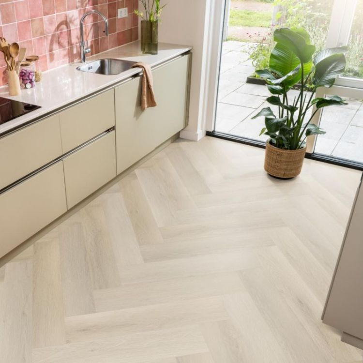 Sfeervolle ruimte met Ambiant Spigato Marento Click Light Oak vloer in warme stijl