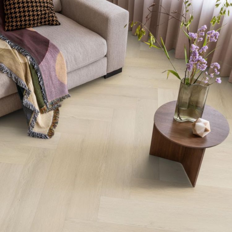 Sfeervolle ruimte met Ambiant Spigato Marento Click Beige vloer in warme stijl