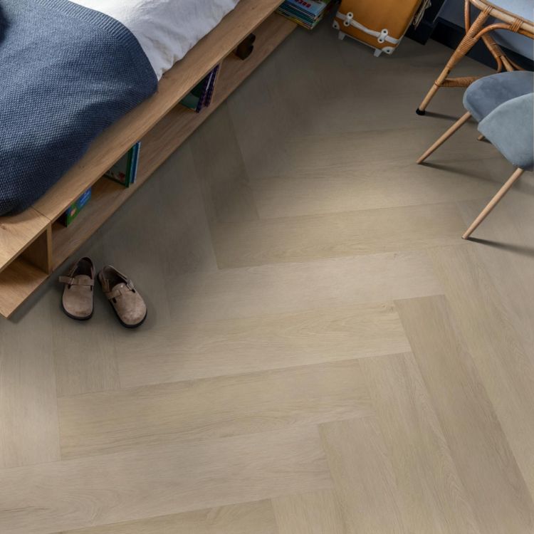 Sfeervolle ruimte met Ambiant Spigato Marento Click Natural vloer in warme stijl