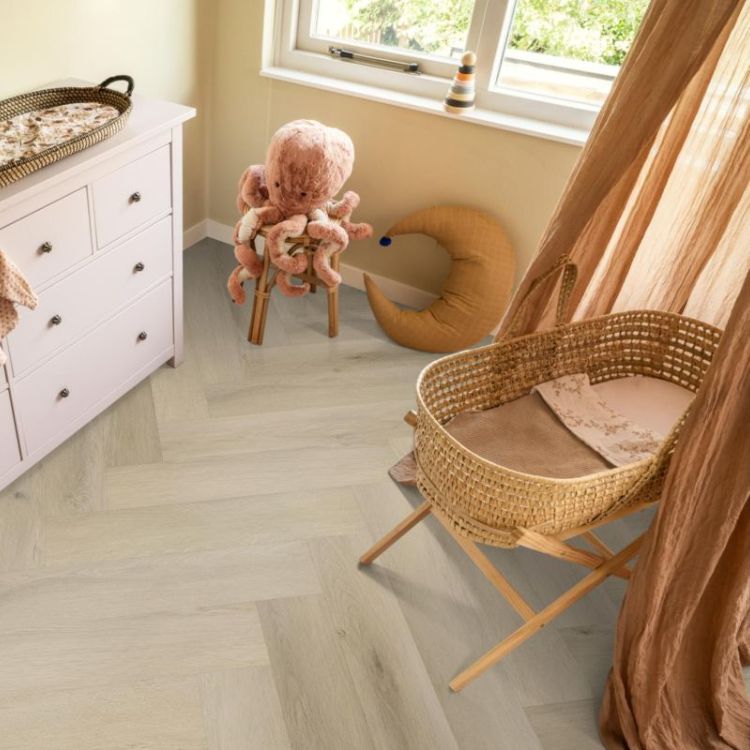 Sfeervolle ruimte met Ambiant Spigato Marento Click Warm Oak vloer in warme stijl