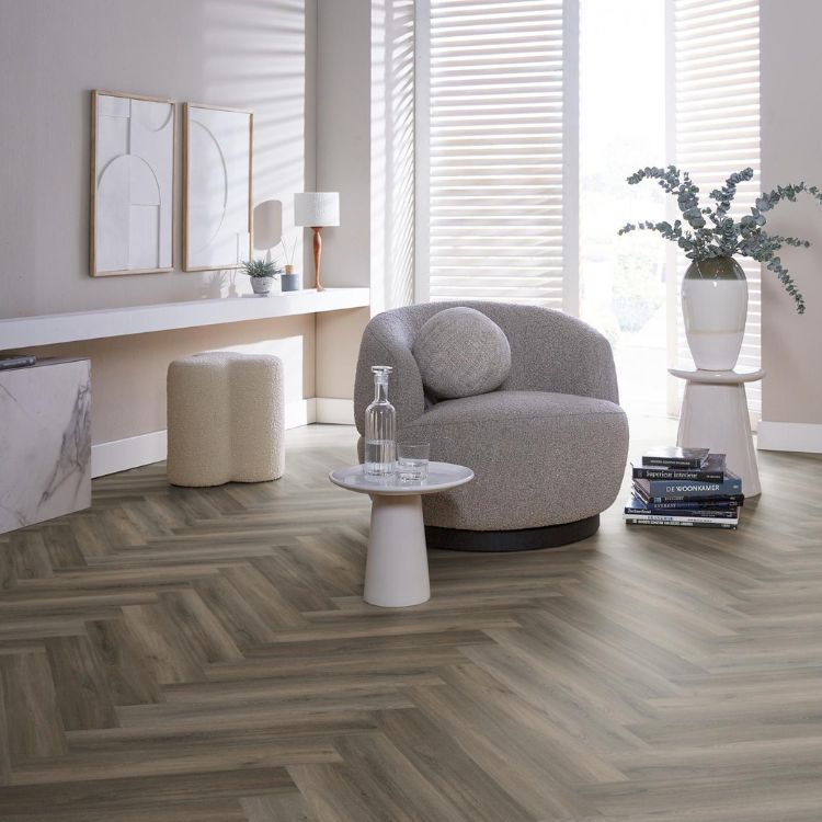 Zithoek met lichte uitstraling dankzij Ambiant spigato visgraat dark grey vloer in donker grijs