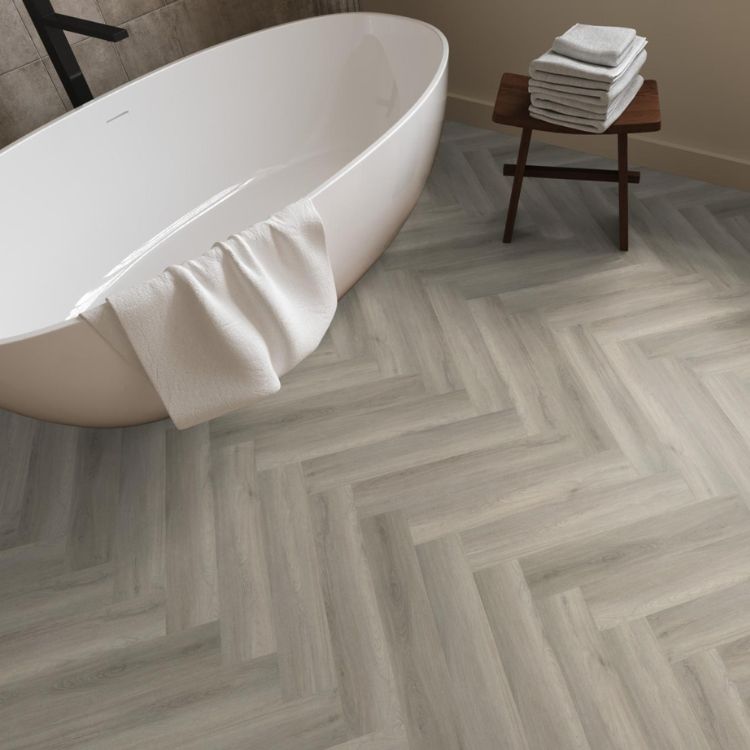 badkamer met lichte uitstraling dankzij Ambiant spigato visgraat grey vloer in grijs