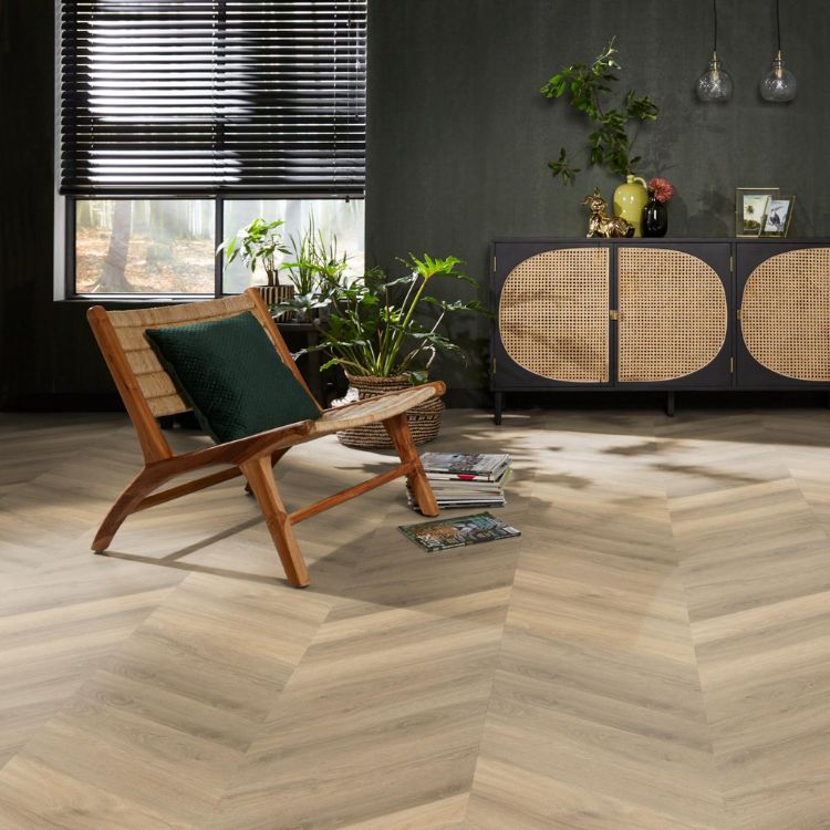 Woonkamer met warme uitstraling dankzij Ambiant Spigato Visgraat hongaarse punt beige vloer in beige