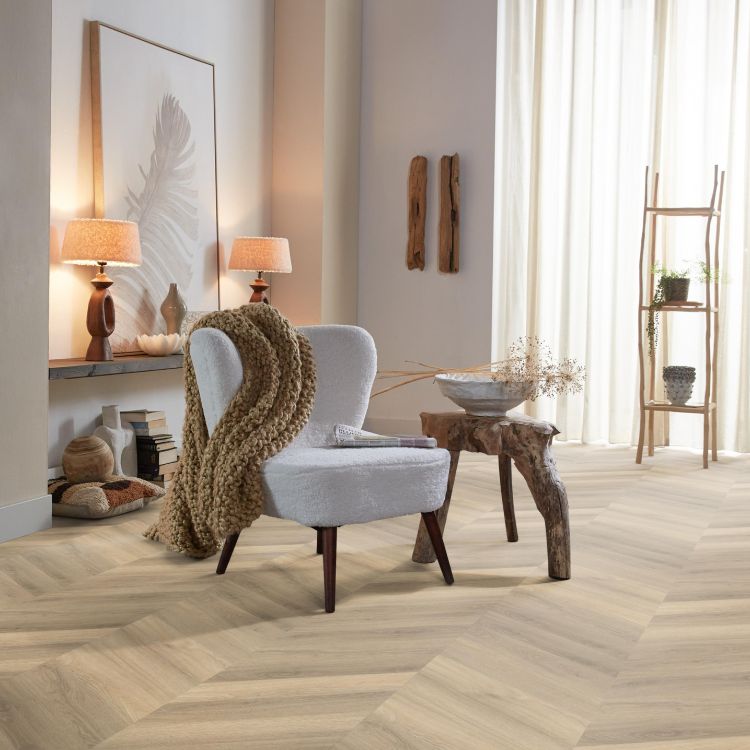 Zithoek met lichte uitstraling dankzij Ambiant Spigato Visgraat hongaarse punt vloer in beige