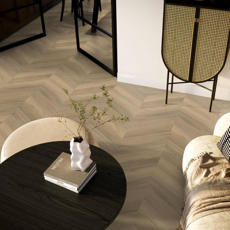 Zithoek met lichte uitstraling dankzij Ambiant Spigato visgraat hongaarse punt naturel vloer in naturel eiken