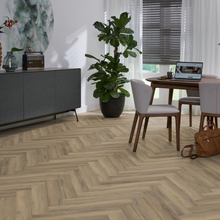 Eetkamer met warme uitstraling dankzij Ambiant spigato visgraat light brown vloer in licht bruin