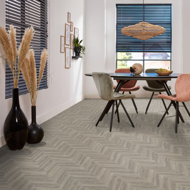 Eetkamer met lichte uitstraling dankzij Ambiant spigato visgraat light grey vloer in licht grijs