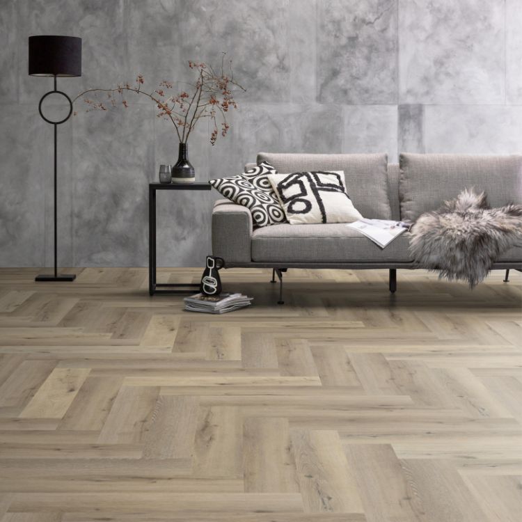 Woonkamer met lichte uitstraling dankzij ambiant spigato visgraat light oak vloer in licht eiken