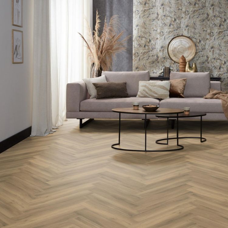 Woonkamer met natuurlijke uitstraling dankzij Ambiant Spigato visgraat naturel vloer in naturel eiken