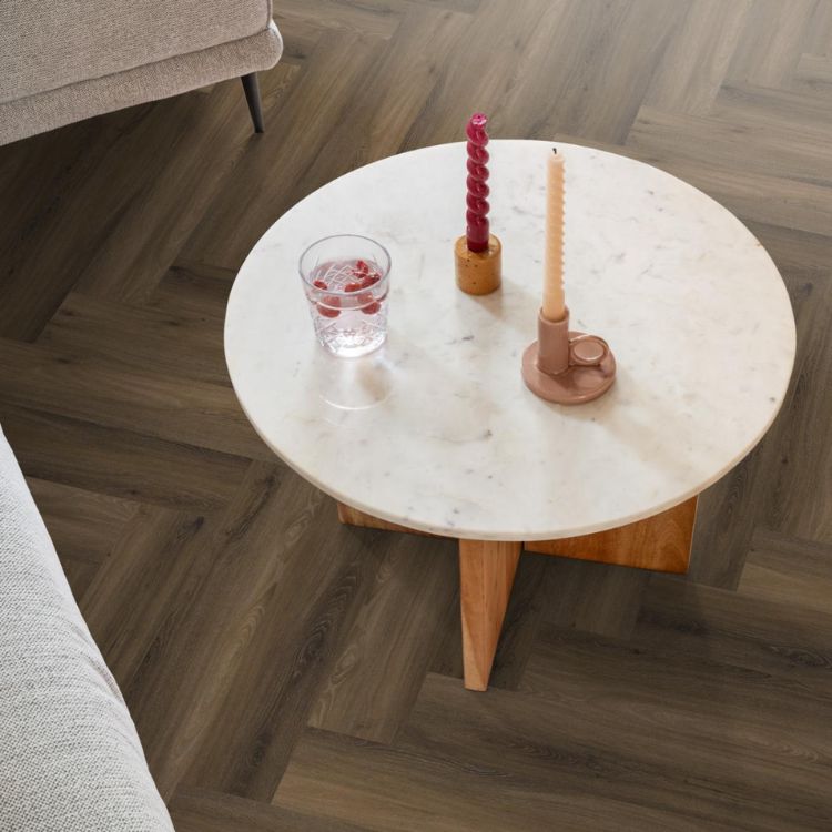 Woonkamer met warme uitstraling dankzij Ambiant spigato visgraat warm brown vloer in warm bruin