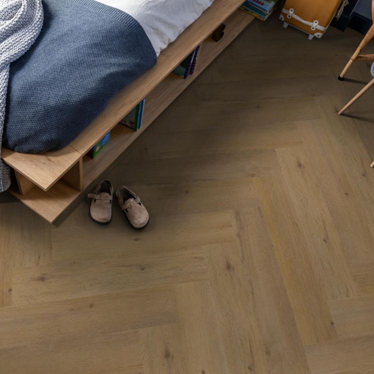 Slaapkamer met warme uitstraling dankzij Ambiant spigato vivero visgraat dark oak vloer in donker eiken