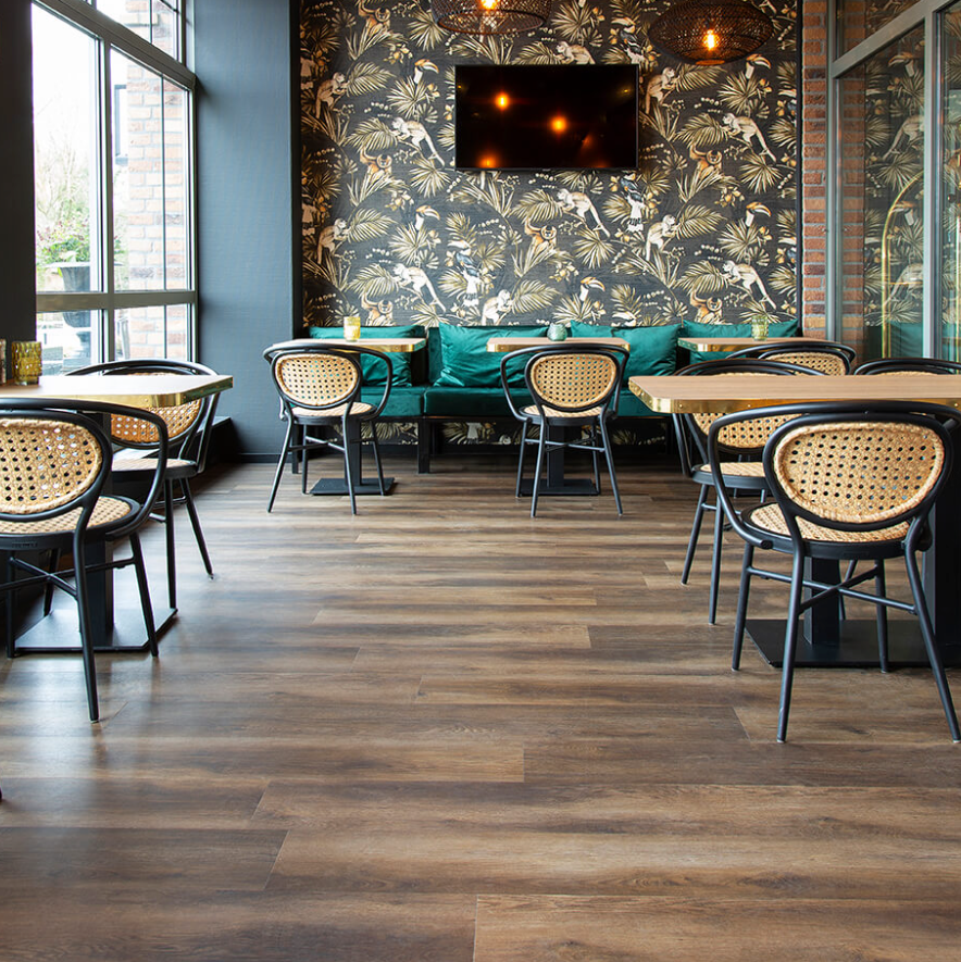 Restaurant met een warme uitstraling dankzij de TFD Futura 40-6 vloer in donker bruin.