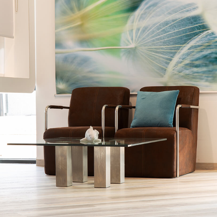 Wachtkamer met een rustige uitstraling dankzij de TFD Heritage 3-B vloer in grijs.