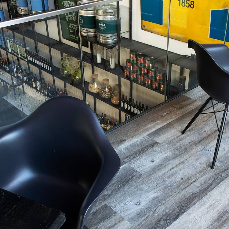 Winkel met rustige uitstraling dankzij TFD Heritage 6-A vloer in grijs bruin.