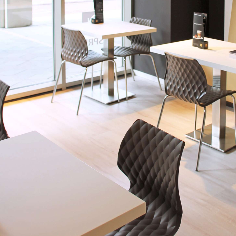 Een restaurant met een stijlvolle relaxte uitstraling dankzij TFD Style Pro PRO 6 vloer in licht beige eiken