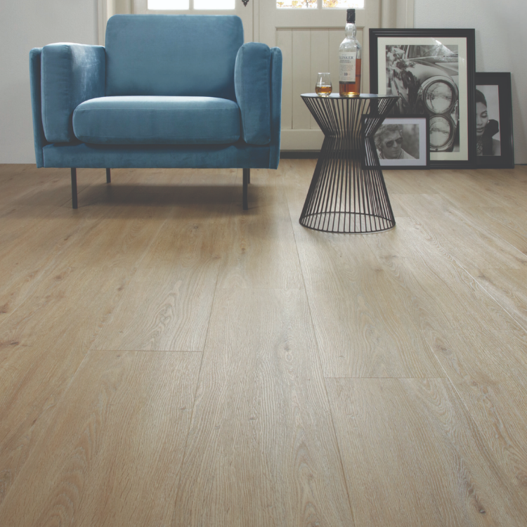 Woonkamer met een rustige uitstraling dankzij de TFD Style Register HC7260-2 vloer in licht eiken