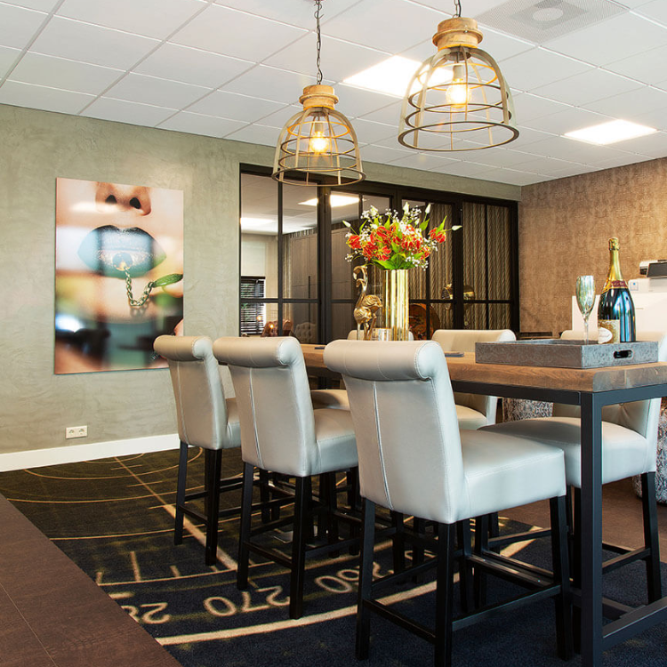 Eetkamer met een chique uitstraling dankzij TFD Touch Leather 1603 vloer in donkerbruin