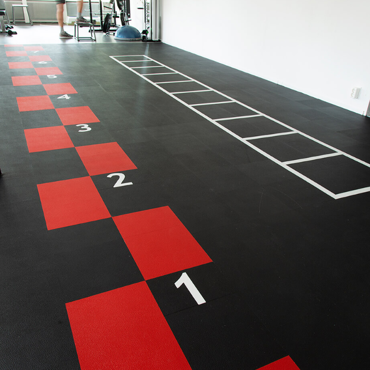 Sportschool met luxe uitstraling dankzij TFD Touch Leather LZ04 vloer in rood.