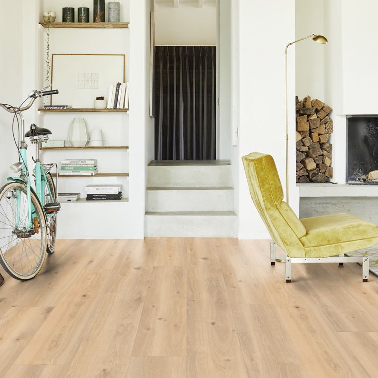 Woonkamer met lichte uitstraling dankzij Tarkett ID Inspiration creek oak beige vloer in creek oak beige