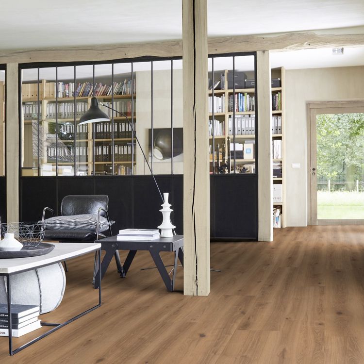 Woonkamer met industriële uitstraling dankzij Tarkett ID Inspiration 55 creek oak brown vloer in creek oak brown