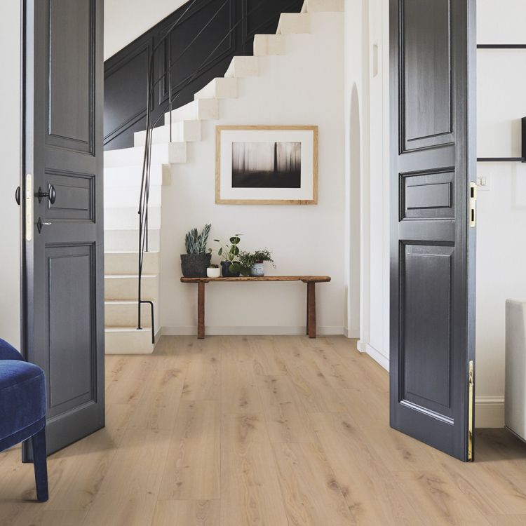 Gang met lichte uitstraling dankzij Tarkett ID Inspiration 55 Delicate Oak Almond vloer in delicate oak almond