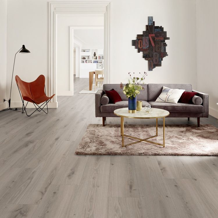 Woonkamer met lichte uitstraling dankzij Tarkett ID Inspiration 55 Delicate Oak Clay vloer in delicate oak clay