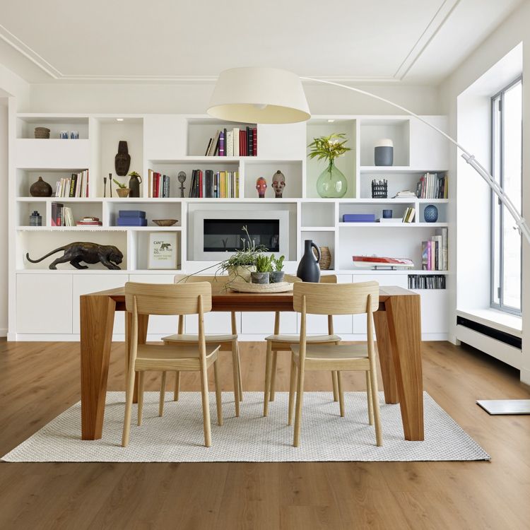 Eetkamer met lichte uitstraling dankzij Tarkett ID Inspiration 55 Delicate Oak Toffee vloer in delicate oak toffee