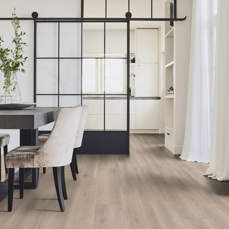 Eetkamer met lichte uitstraling dankzij Tarkett ID Inspiration 55 Highland Oak Beige vloer in Highland Oak Beige