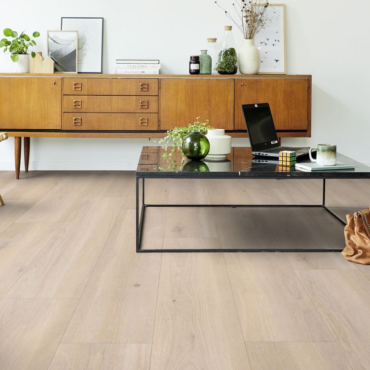 Woonkamer met lichte uitstraling dankzij Tarkett ID Inspiration 55 Highland Oak Cream vloer in highland oak cream