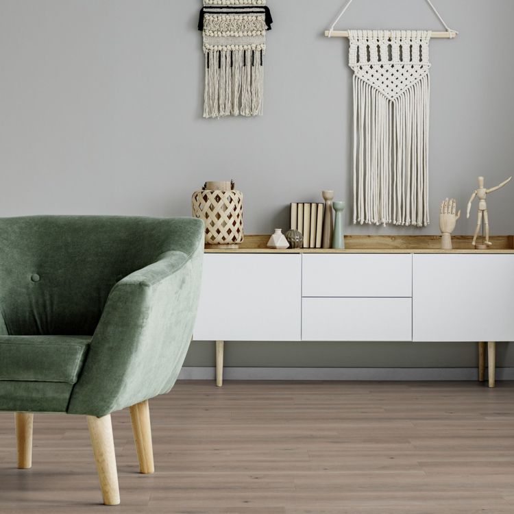 woonkamer met lichte uitstraling dankzij Tarkett ID Inspiration Oak Light Grey vloer in highland oak light grey