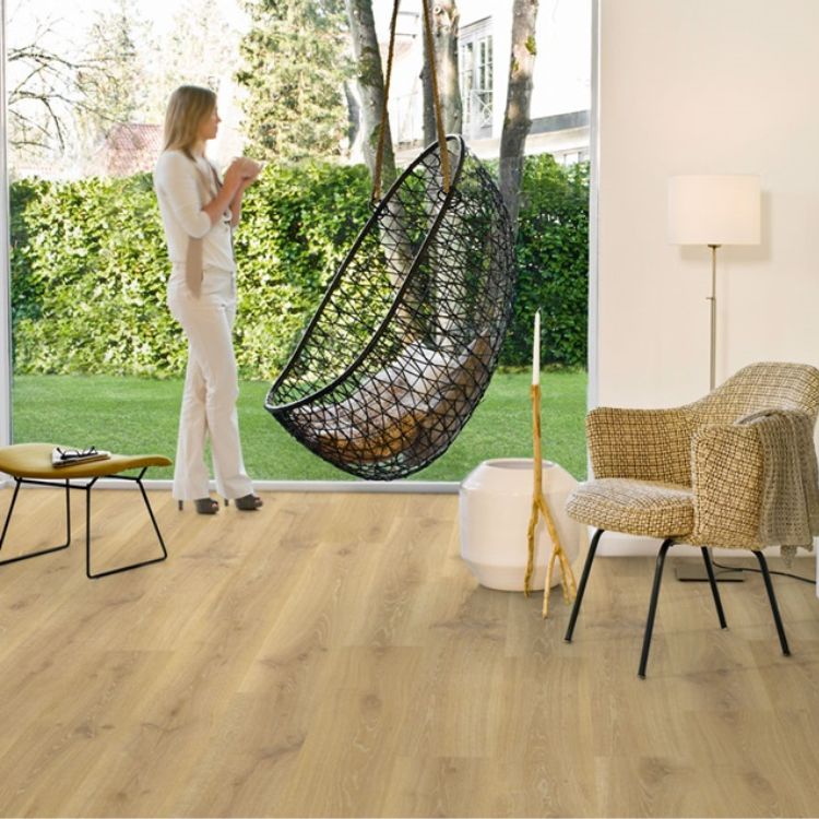 Woonkamer met natuurlijke uitstraling dankzij Quick Step Creo Tennessee Eik Natuur vloer in naturel eiken