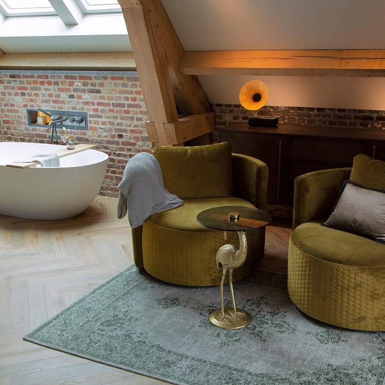 Badkamer met een luxe uitstraling dankzij de TFD Ossis 4 vloer in bruin eiken.