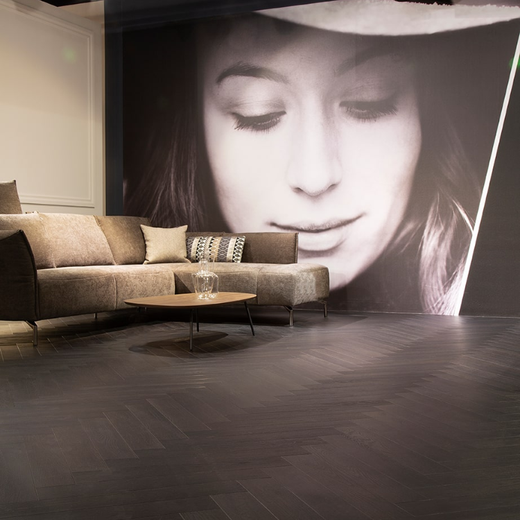Showroom met een luxe uitstraling dankzij de TFD Ossis 5 vloer in donker eiken.