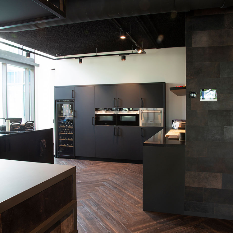 Keuken met een tijdloze luxe uitstraling dankzij de TFD Ossis 6 vloer in donker bruin eiken.