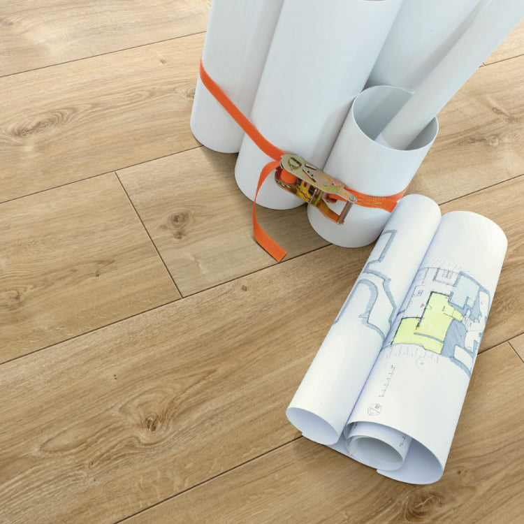 Ruimte met warme uitstraling dankzij de GOAT laminaat eiken nova gekalkt vloer in bruin eiken.