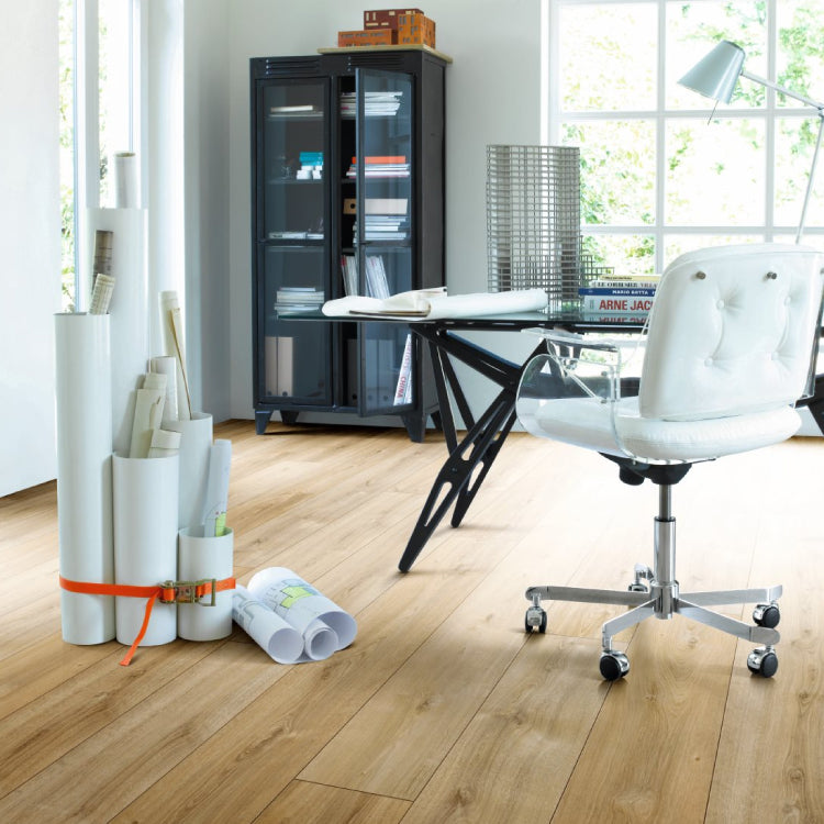 Kantoor met warme uitstraling dankzij Goat Laminaat eiken nova licht gekalkt vloer in licht eiken.