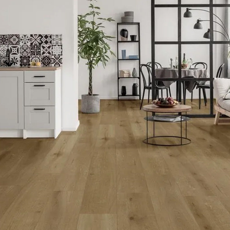Woonkamer met moderne uitstraling dankzij Gelasta Callisto Rigid Click Natural Oak vloer in naturel eiken