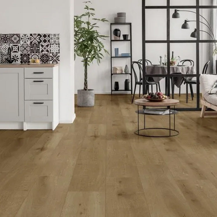 Woonkamer met moderne uitstraling dankzij Gelasta Callisto Natural Oak vloer in naturel eiken