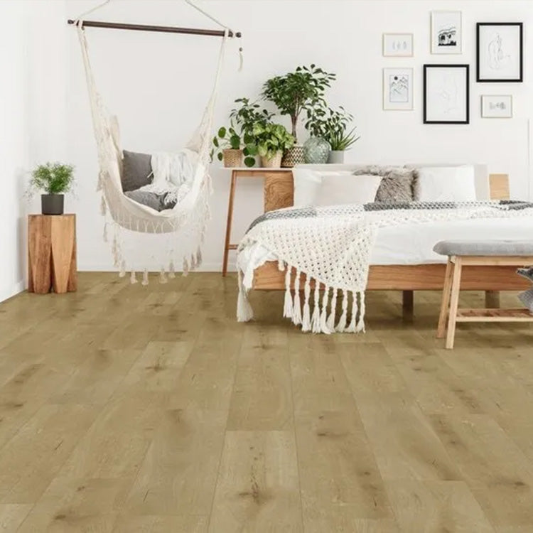 Slaapkamer met relaxte uitstraling dankzij Gelasta Callisto Natural Oak Light vloer in licht eiken