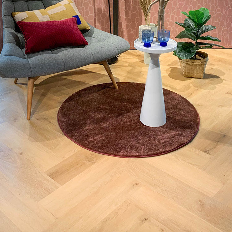 Woonkamer met natuurlijke uitstraling dankzij Gelasta Vario Visgraat Rigid Click Prestige Oak Natural vloer in naturel eiken