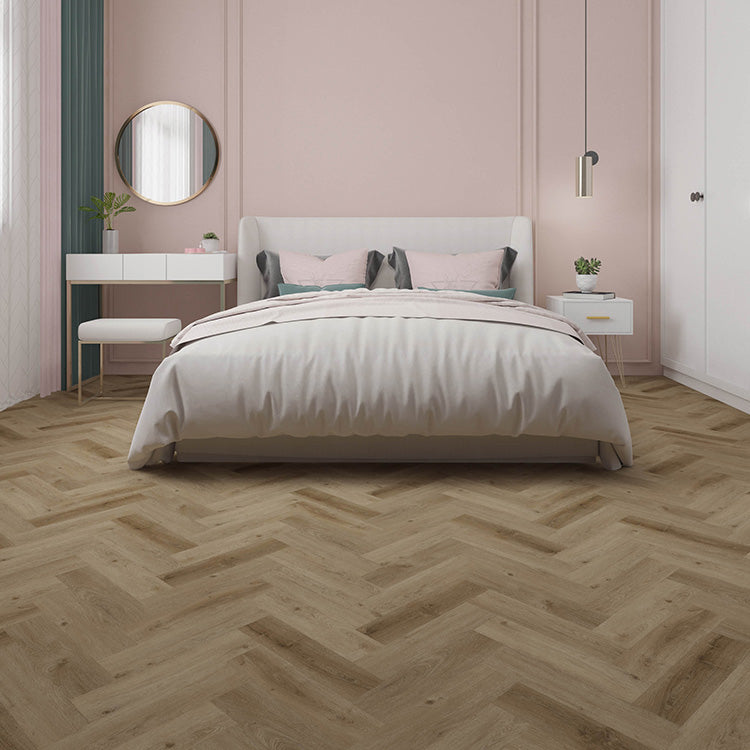 Slaapkamer met warme uitstraling dankzij Gelasta Vario Visgraat Rigid Click Prestige Oak Smoked vloer in eiken smoked