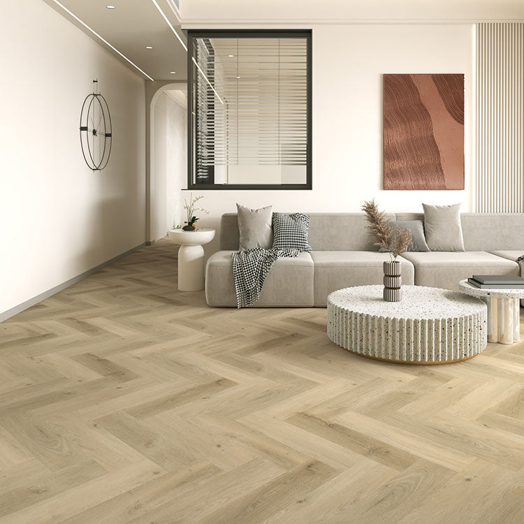 Woonkamer met lichte uitstraling dankzij Gelasta Vario Visgraat Rigid Click Prestige Oak Smoked Light vloer in eiken licht smoked