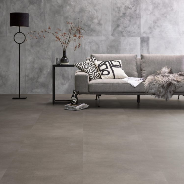 Woonkamer met Moderne uitstraling dankzij Ambiant Baroso dryback Taupe vloer in grijs