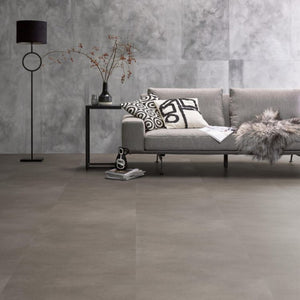 Woonkamer met Moderne uitstraling dankzij Ambiant Baroso dryback Taupe vloer in grijs