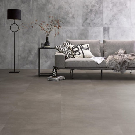 Woonkamer met Moderne uitstraling dankzij Ambiant Baroso dryback Taupe vloer in grijs
