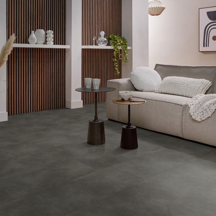 Woonkamer met warme uitstraling dankzij Ambiant concrete anthracite  vloer in anthracite
