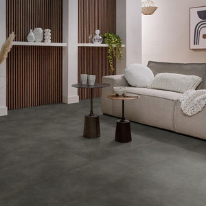 Woonkamer met warme uitstraling dankzij Ambiant concrete anthracite  vloer in anthracite